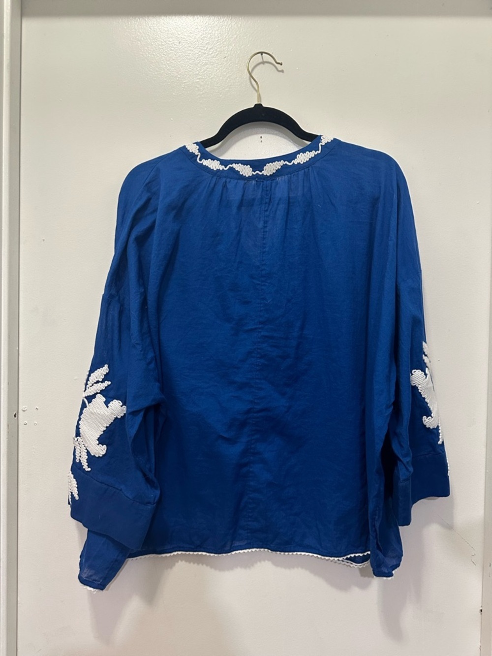 Chico's Royal Blue Tunic with White Floral Embroidery Peasant Top Sz 2 - Picture 3 of 5